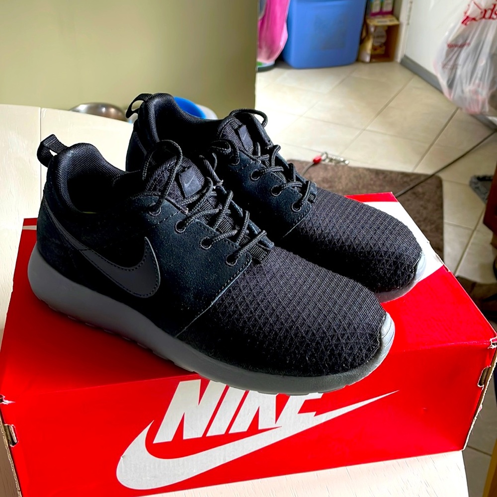 Vintage Nike women’s Rosherun winter size 7 Black and gray